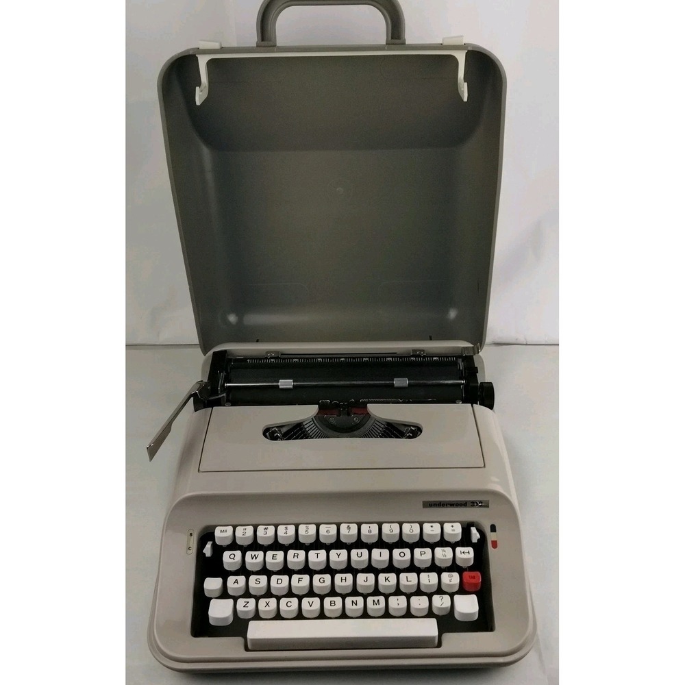 Vintage 1970s Underwood Model 319 Portable Manual Typewriter w/Hard Case